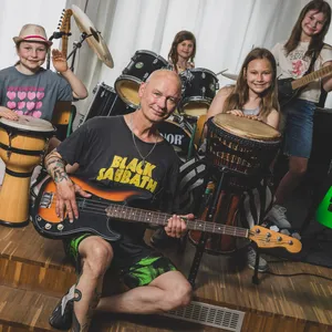 Rockmusik verbindet und gibt Halt: Peter Achner mit vier seiner Rock Kids.