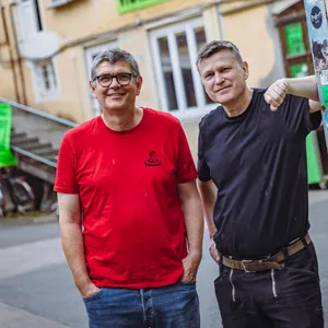 Ralf Gauger (rechts), Handwerker und Verhandlungsführer, und Jörg Lindner von der Lawaetz-Stiftung kämpfen für den Erhalt von „Viva la Bernie“.