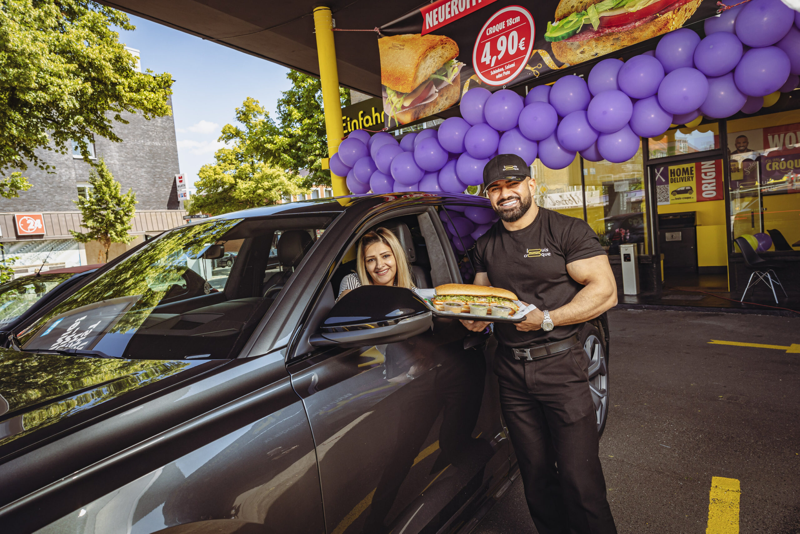 Amir Ashkar (30) bringt Lisa Fayazi (40) ihren Croque ans Auto.