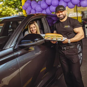 Amir Ashkar (30) bringt Lisa Fayazi (40) ihren Croque ans Auto.