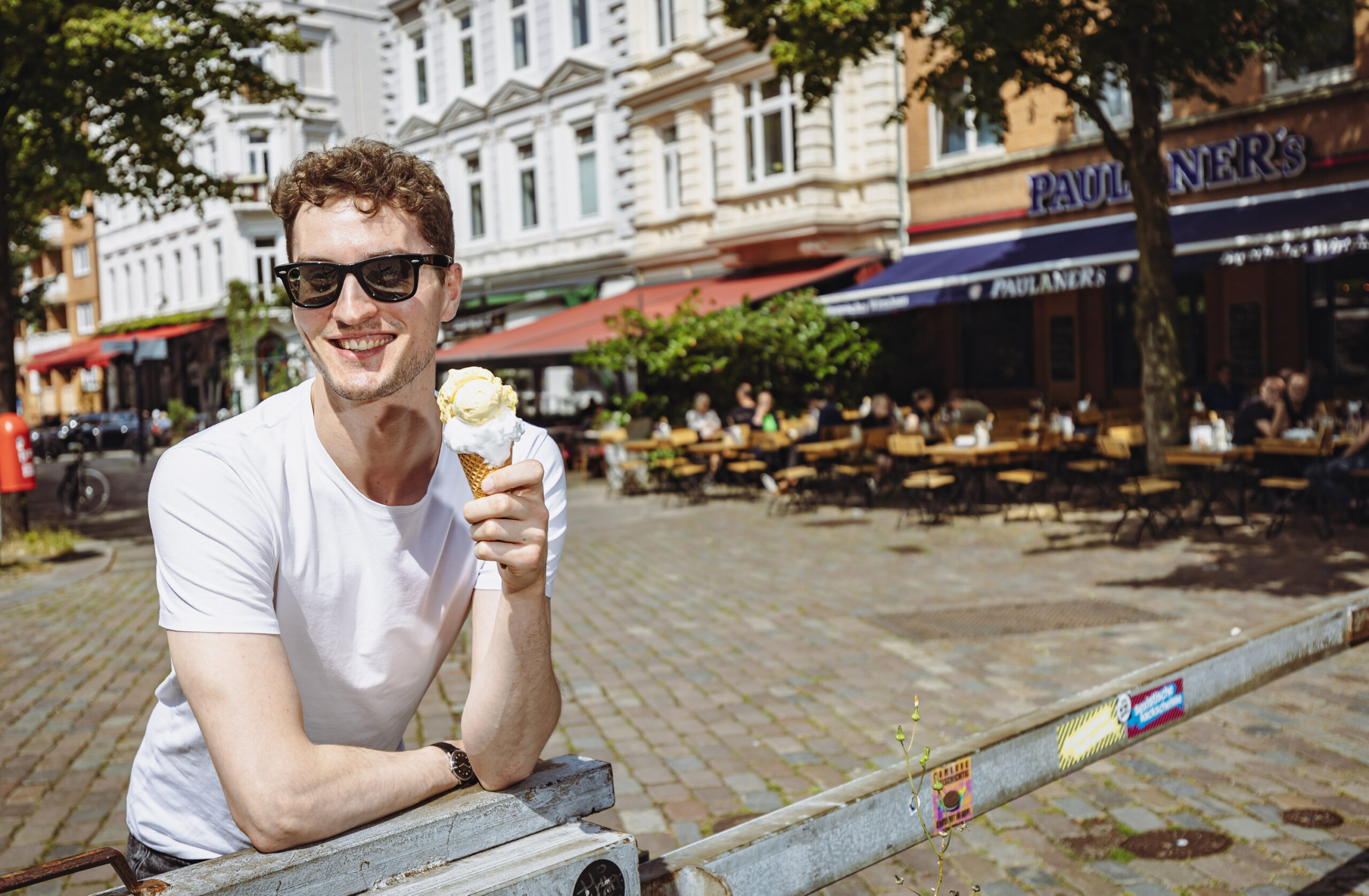 MOPO-Reporter Daniel Dörffler auf dem Großneumarkt. Bei „Porto Lucia“ kostet die Kugel Eis 1,80 Euro.