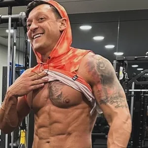 Mesut Özil zeigt stolz sein Wolfstattoo