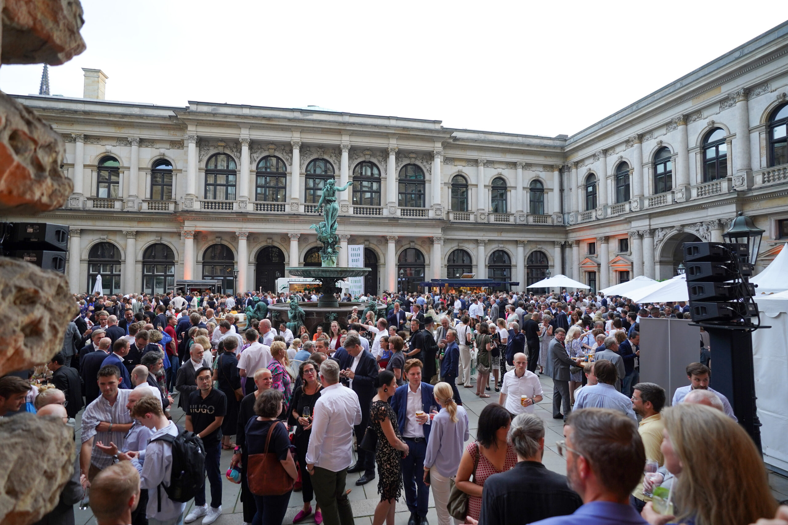 Das Parlamentarische Sommerfest 2023 der Bürgerschaft im Innenhof des Rathauses.