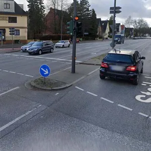 Mädchen in Auto gezerrt – Opfer konnte sich an roter ampel befreien. Polizei sucht Zeugen