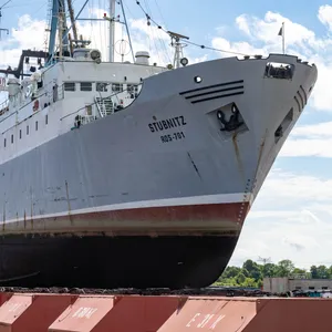 Das Hamburger Club-Schiff „MS Stubnitz“ kommt ins Trockendock der Stralsunder Strela-Werft.