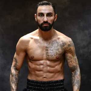 Artem Harutyunyan mit ernstem Blick