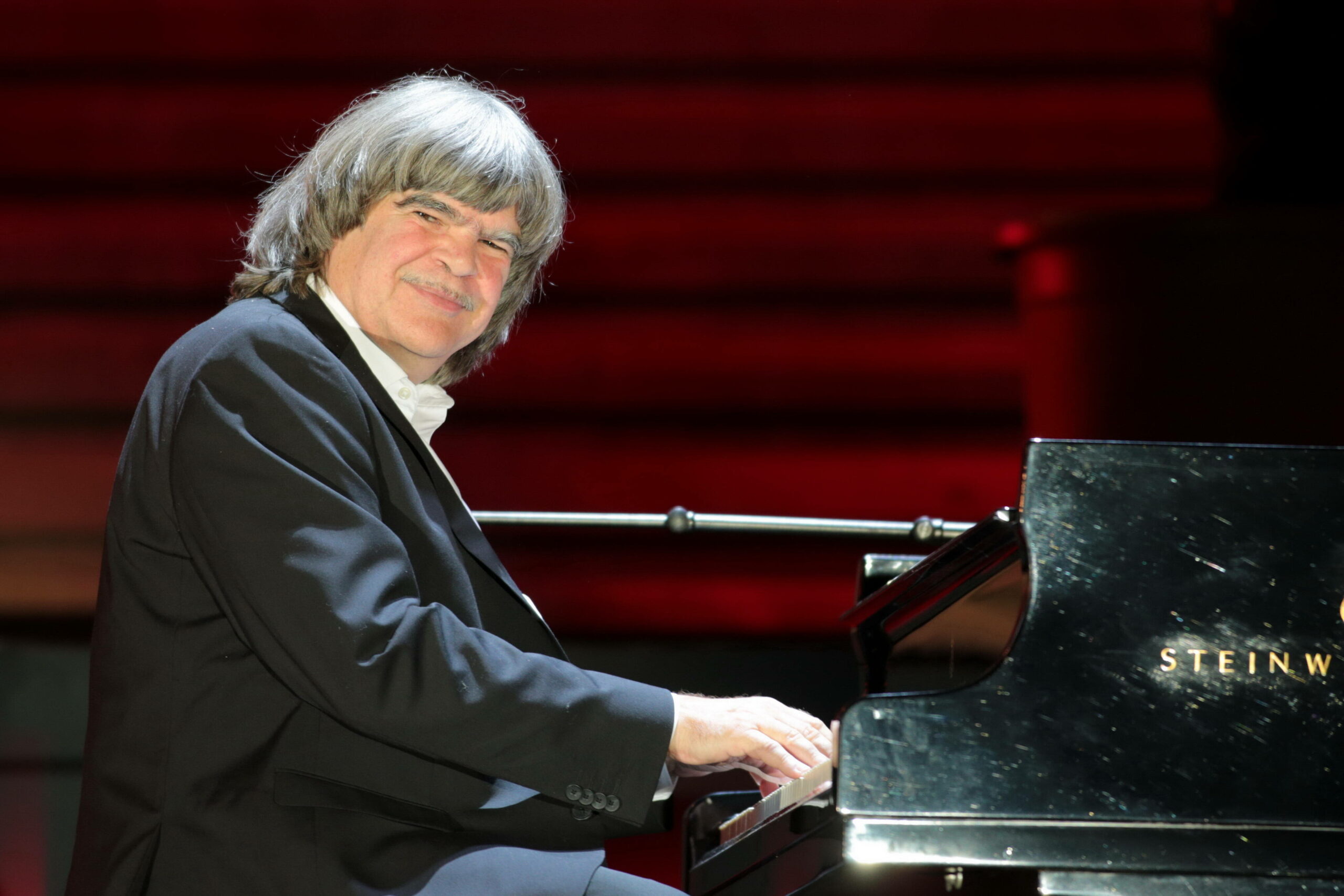 Pianist Axel Zwingenberger am Flügel