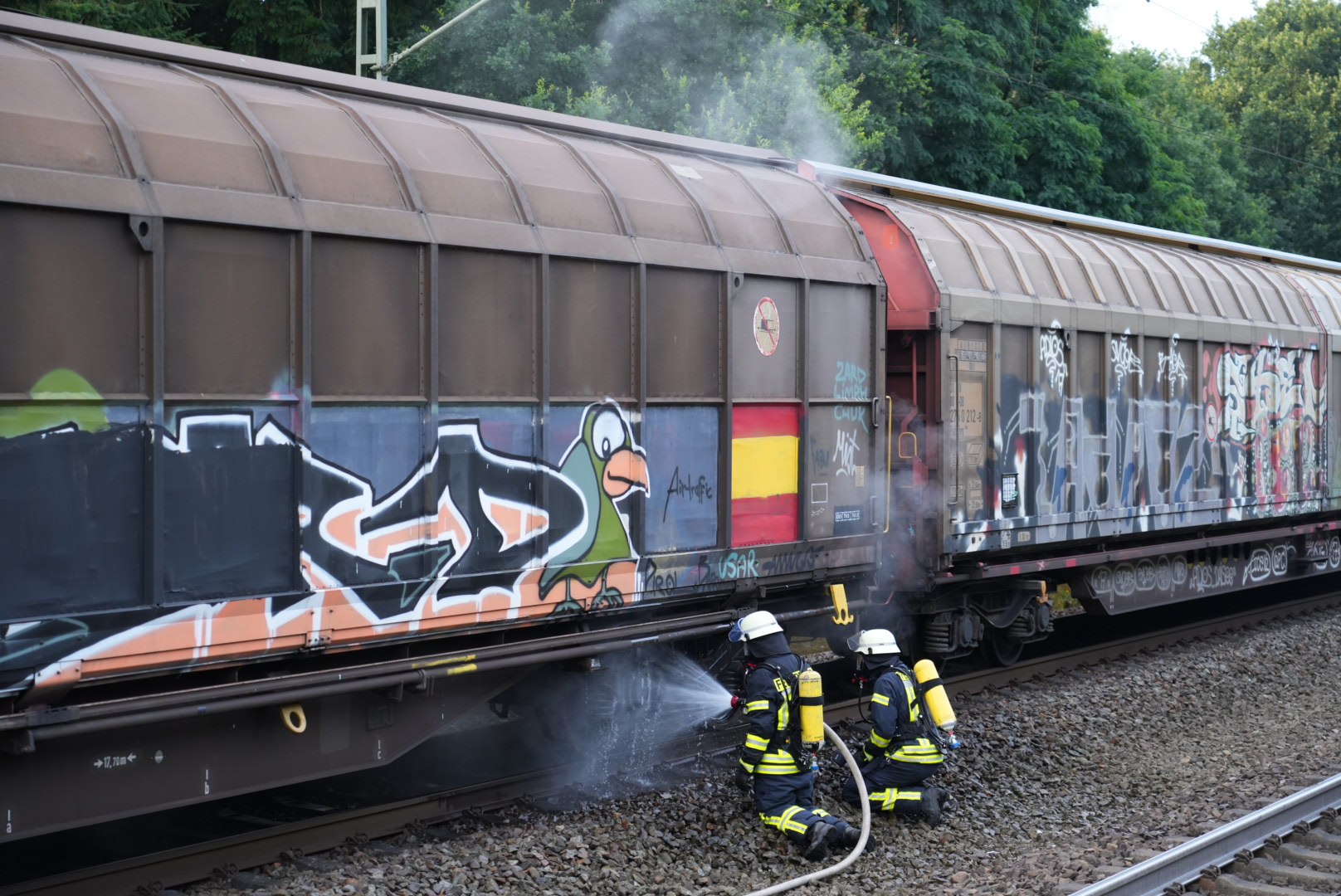 Einsatzkräfte am Güterzug