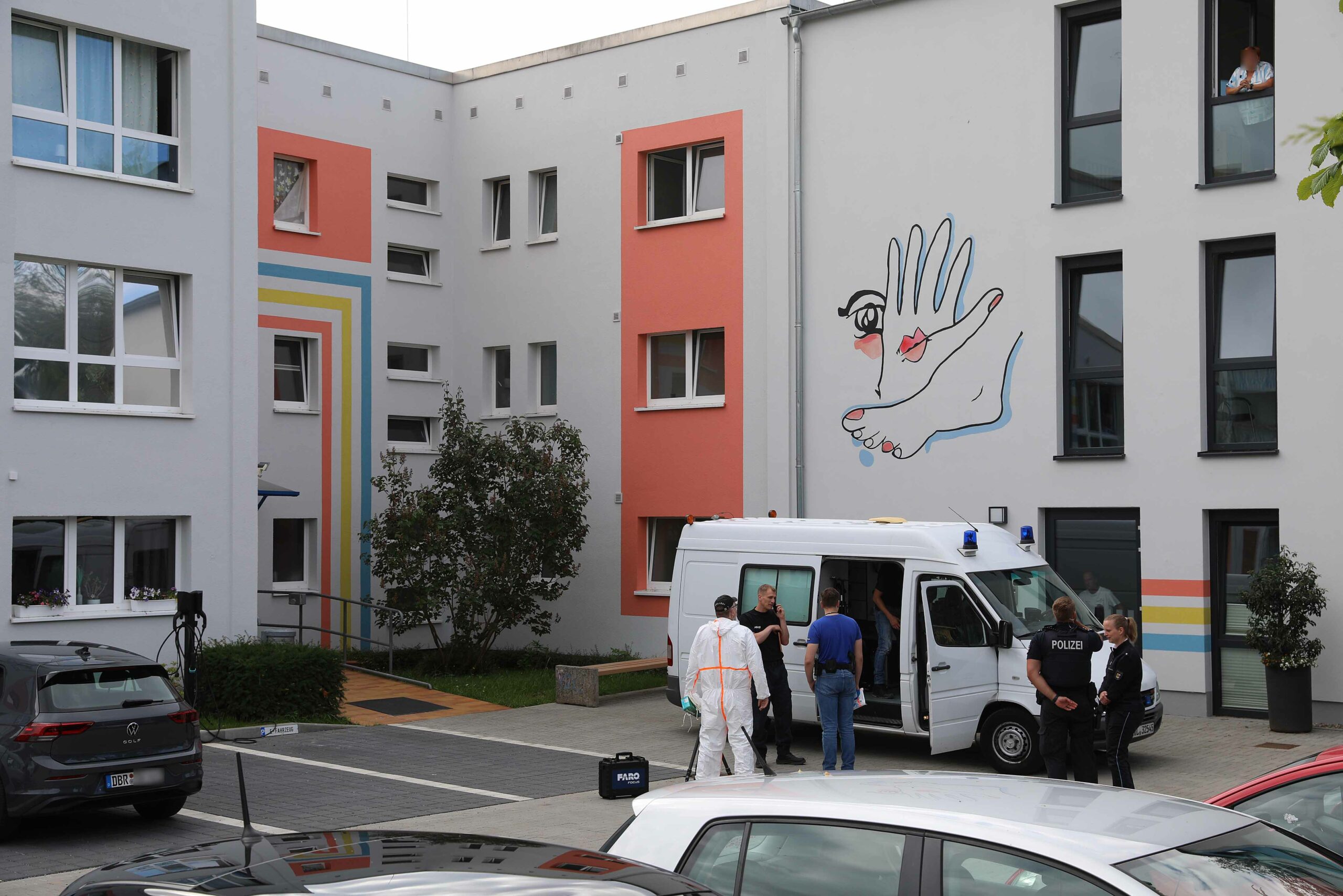 Polizisten vor dem Wohnheim in Rostock.