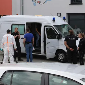 Polizisten vor dem Wohnheim in Rostock.