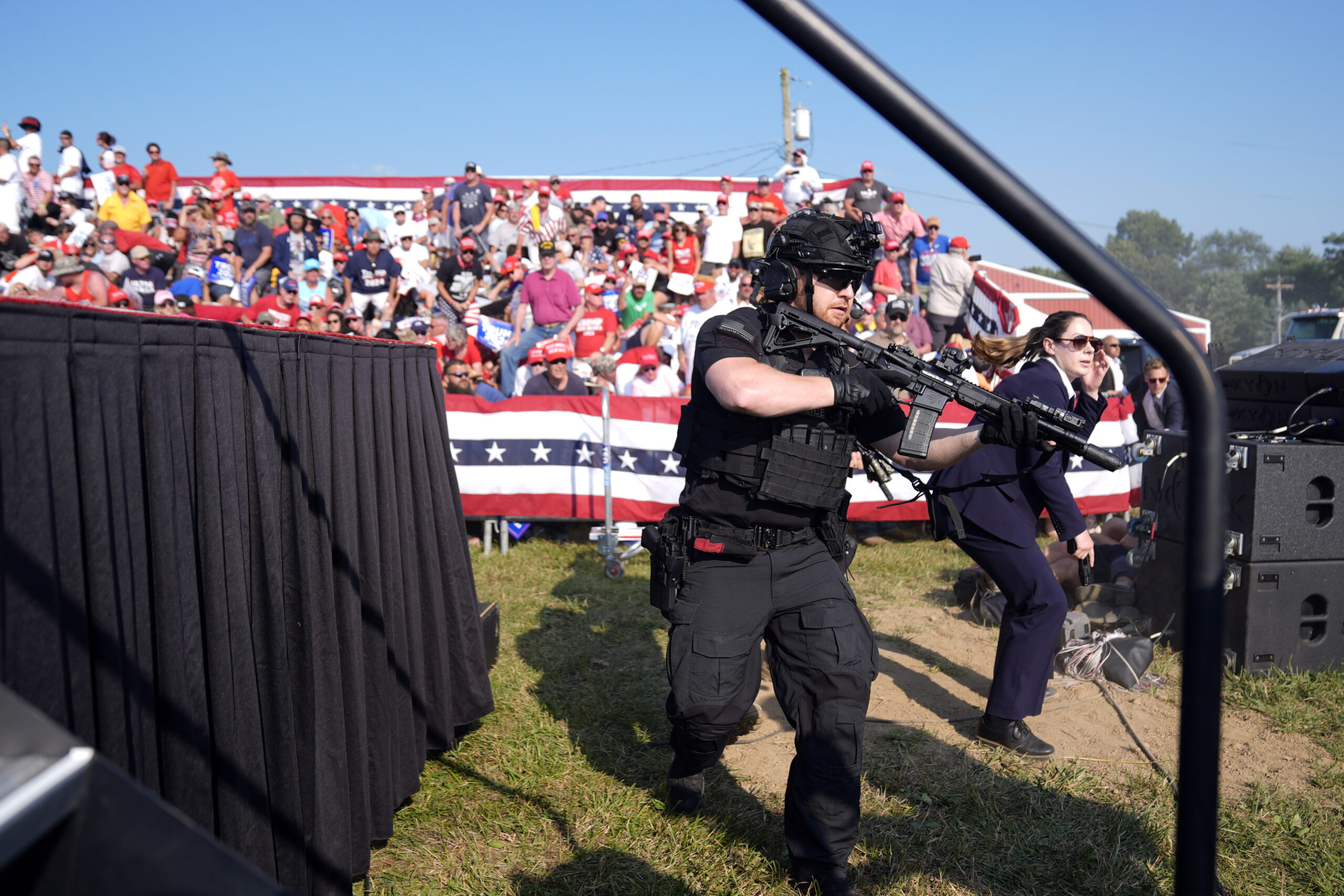 Einsatzkräfte stürmen die Bühne, nachdem Donald Trump während einer Wahlkampfveranstaltung in Butler angeschossen wurde.