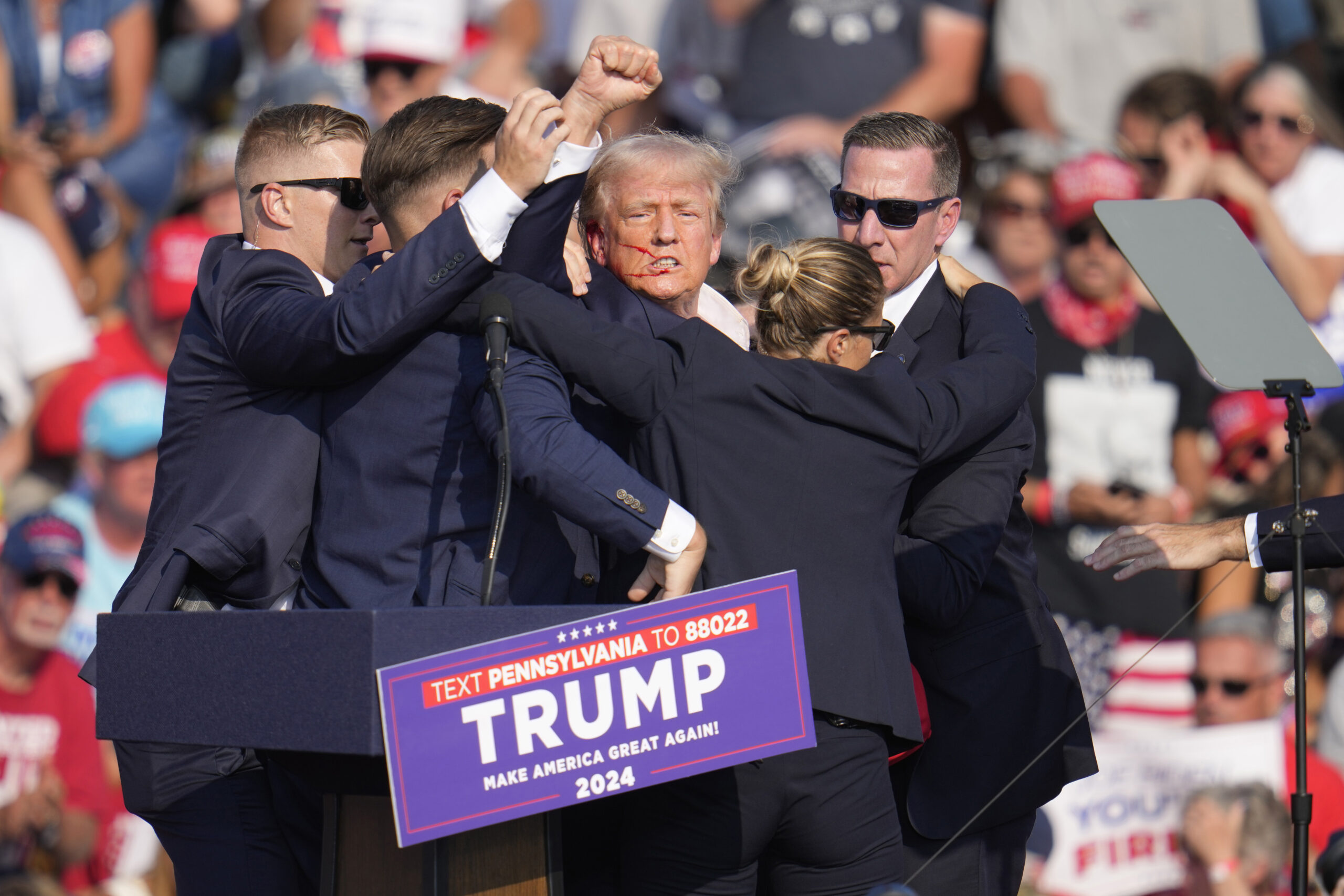 Noch beim Verlassen der Bühne seines Wahlkampfauftrittes gibt sich Trump wieder kämpferisch und reckt dem Publikum die Faust entgegen.