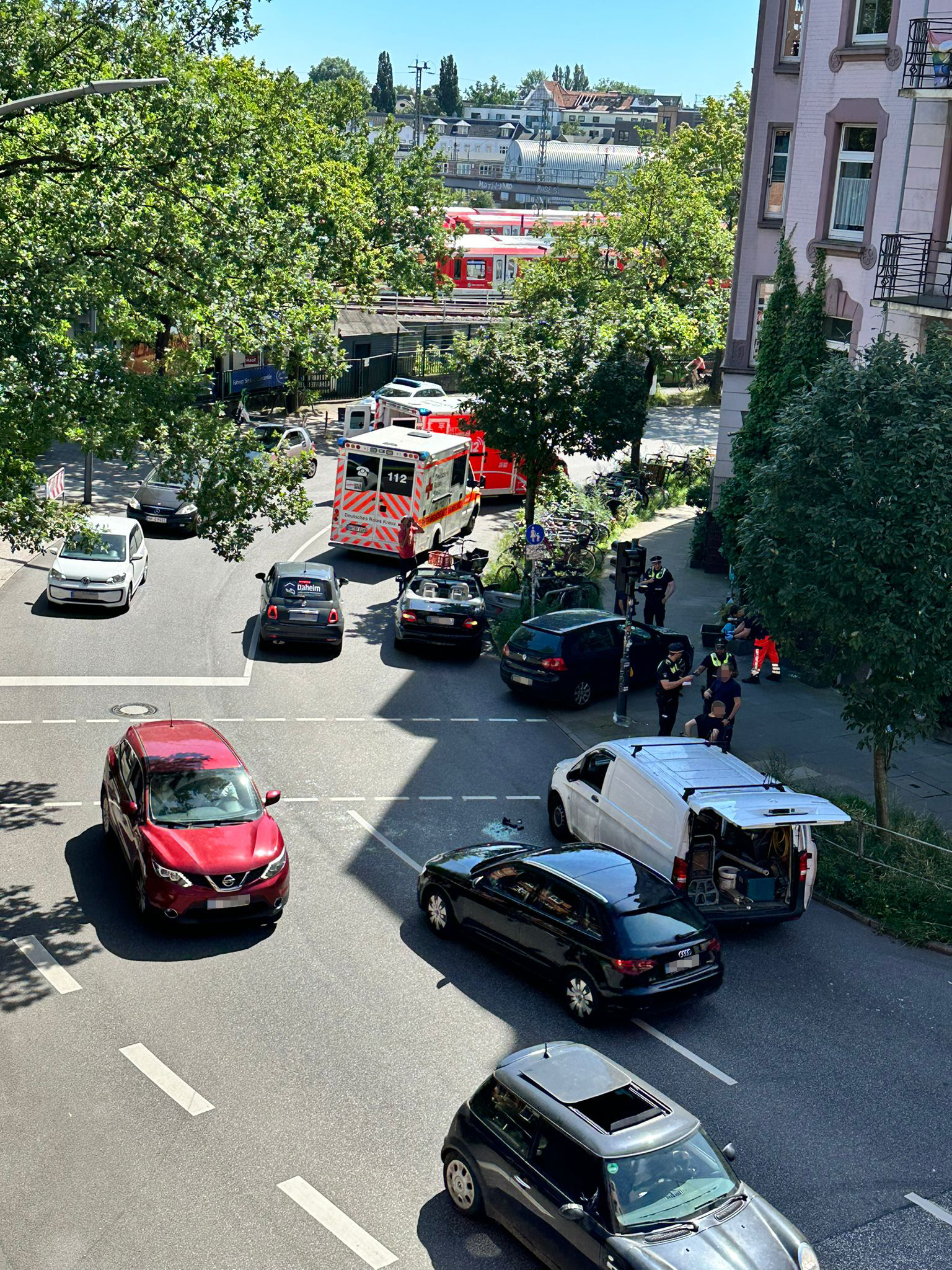 An der ohnehin schon schmale Stelle kommt es nach dem Unfall zu Verkehrsbehinderungen.