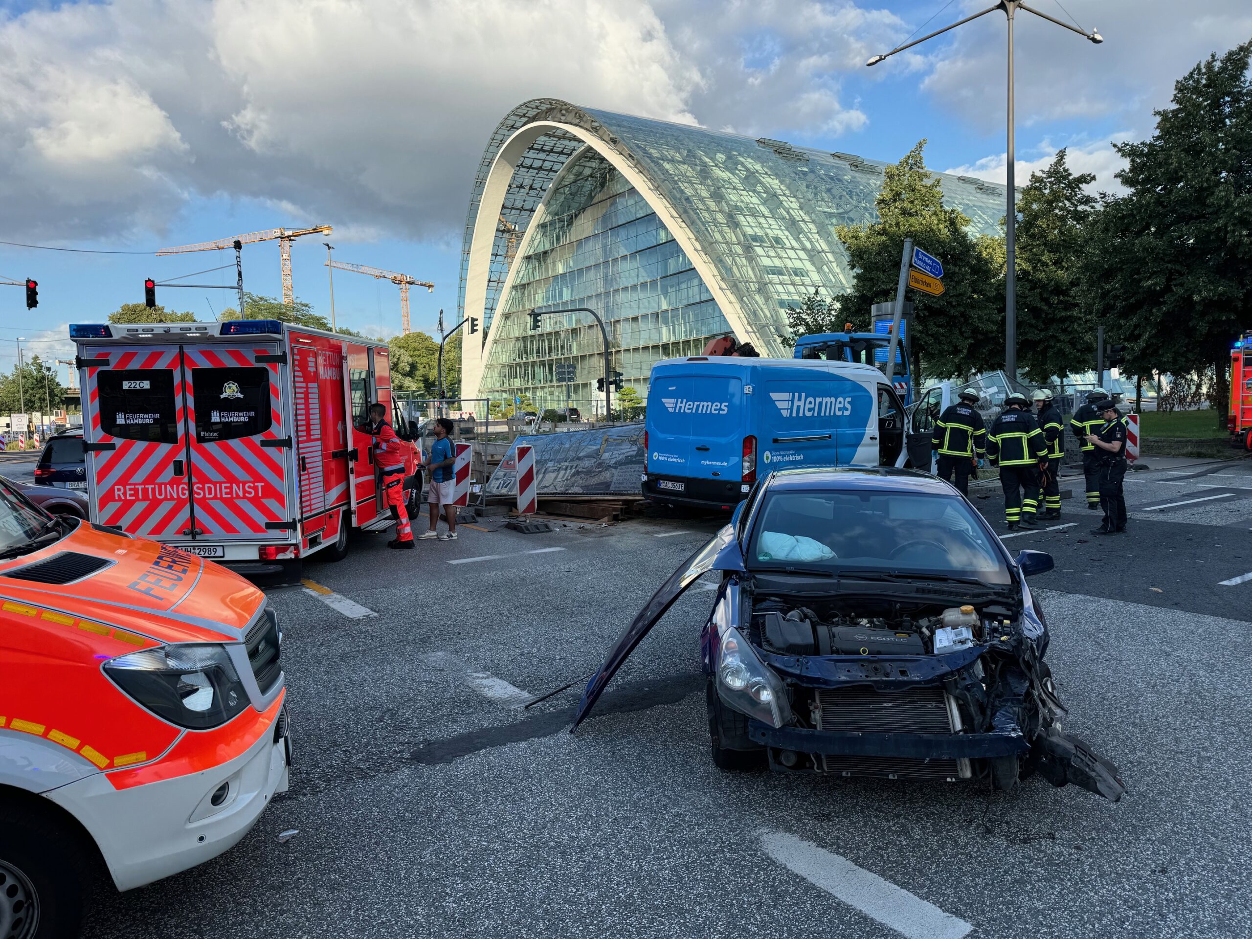 Zerstörter Pkw, Hermes-Transporter und Rettungswagen