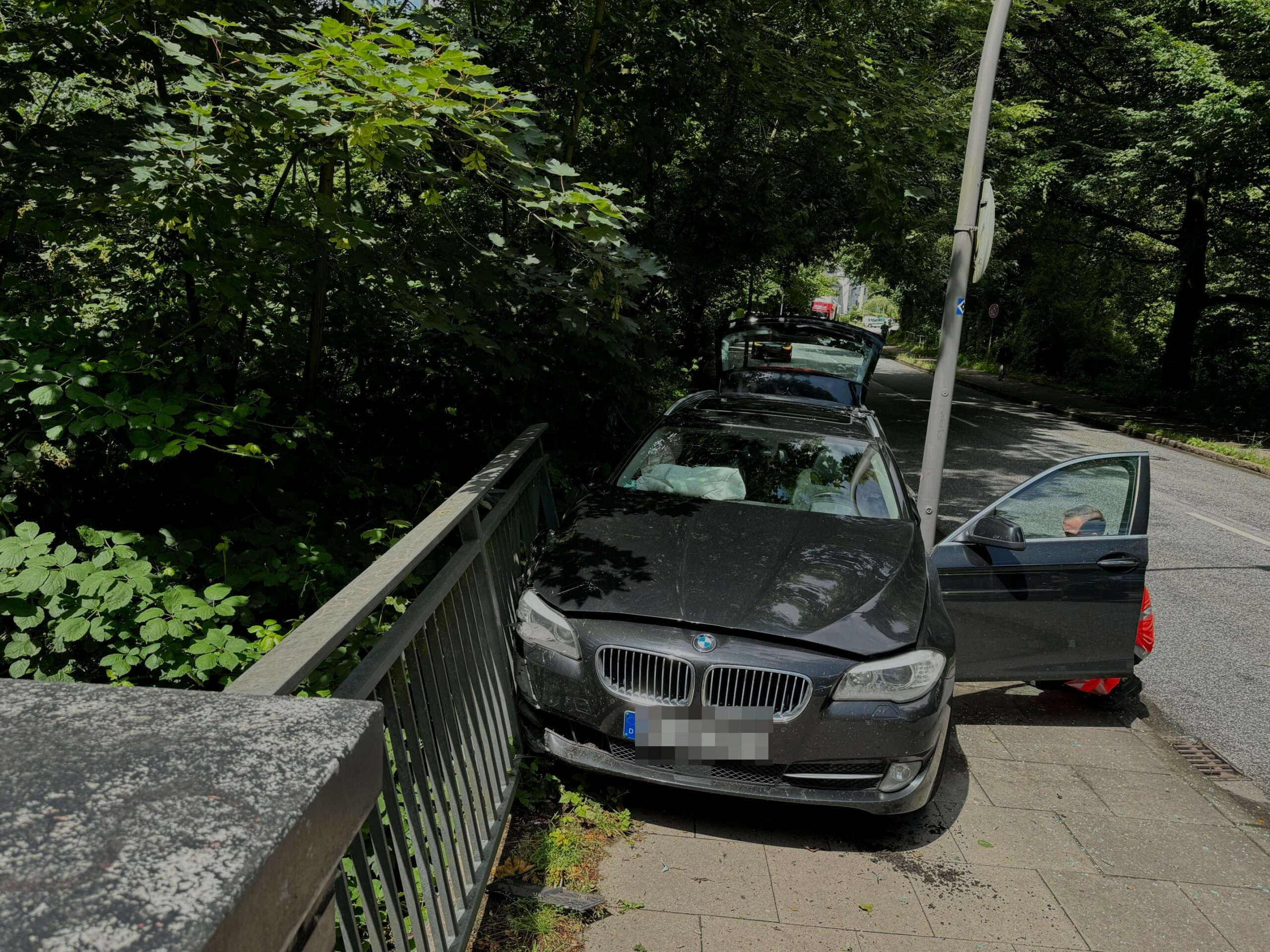 Dank des Brückengeländers blieb der BMW auf der Straße.