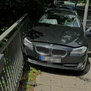 Dank des Brückengeländers blieb der BMW auf der Straße.