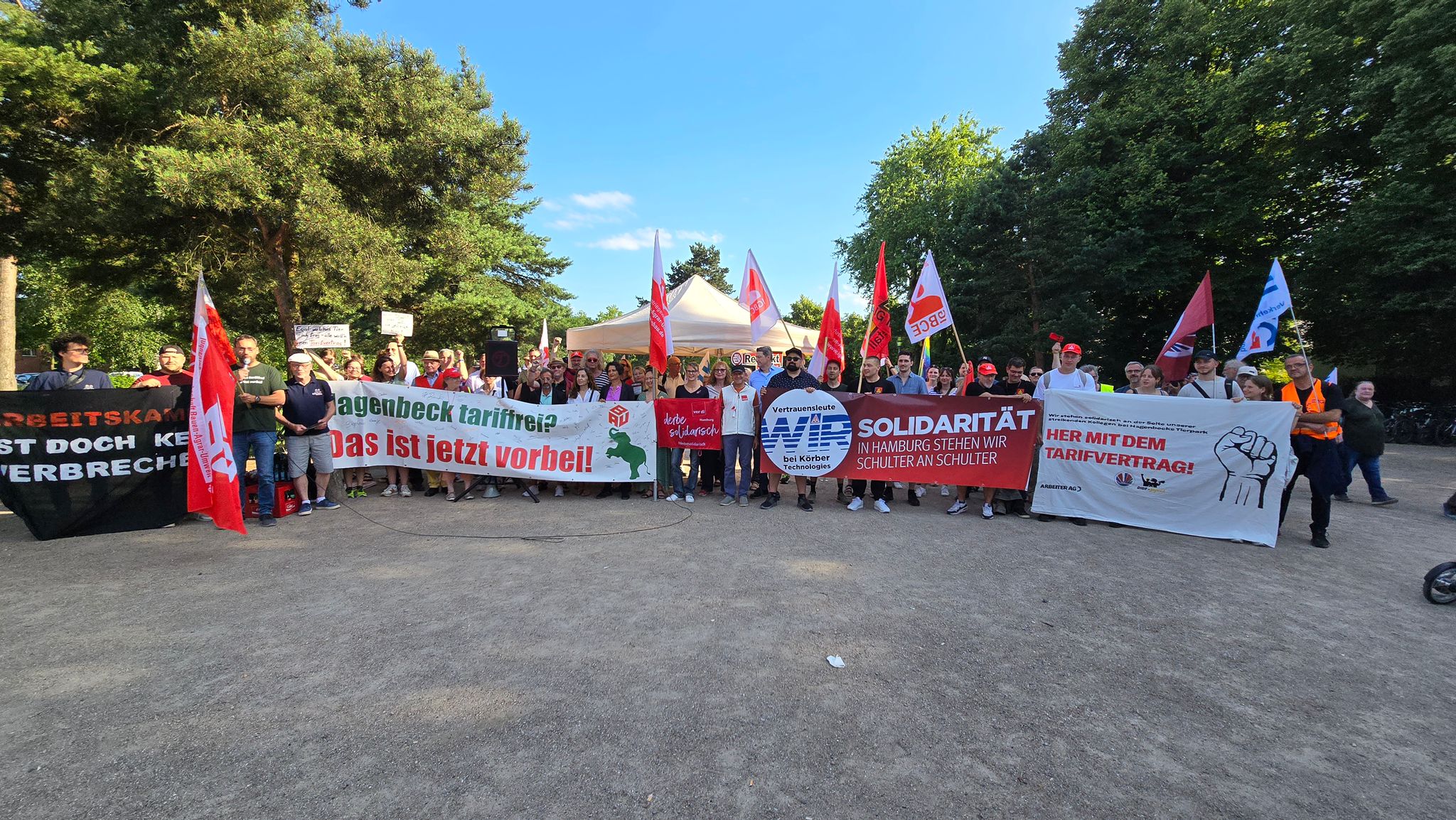 Mitglieder verschiedener DGB-Gewerkschaften demonstrieren vor Hagenbeck