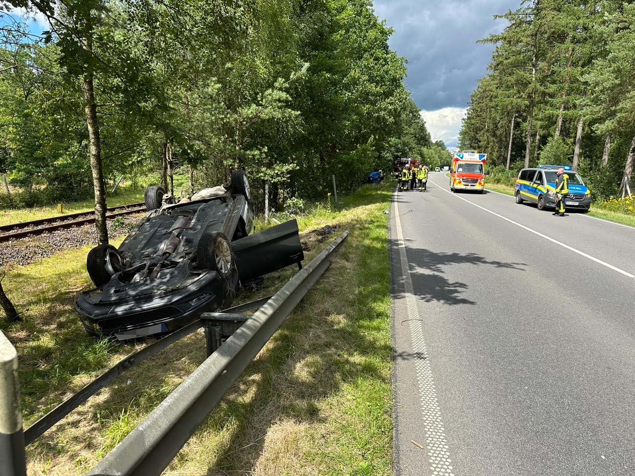 Frontalcrash auf Bundesstraße im Norden: Zwei Autos überschlagen – drei Verletzte