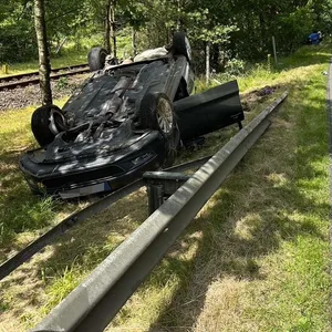 Frontalcrash auf Bundesstraße im Norden: Zwei Autos überschlagen – drei Verletzte