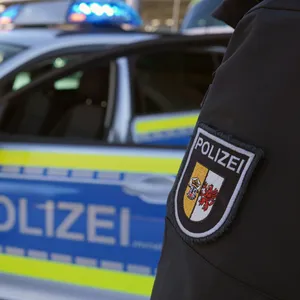Ein neuer Funkstreifenwagen steht auf dem Hof des Polizeizentrums in Schwerin
