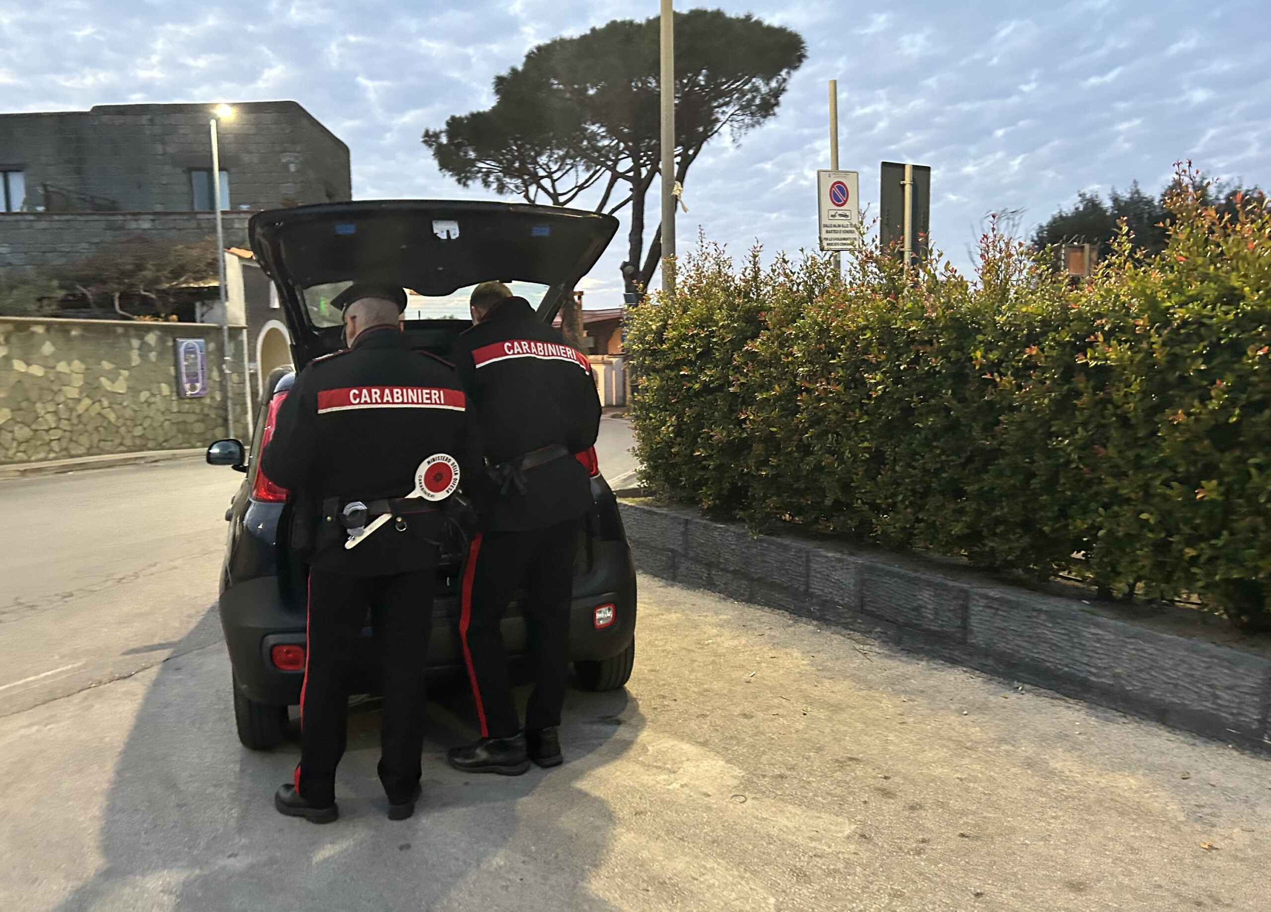 Italienische Polizisten kontrollieren ein Auto (Symbolbild)