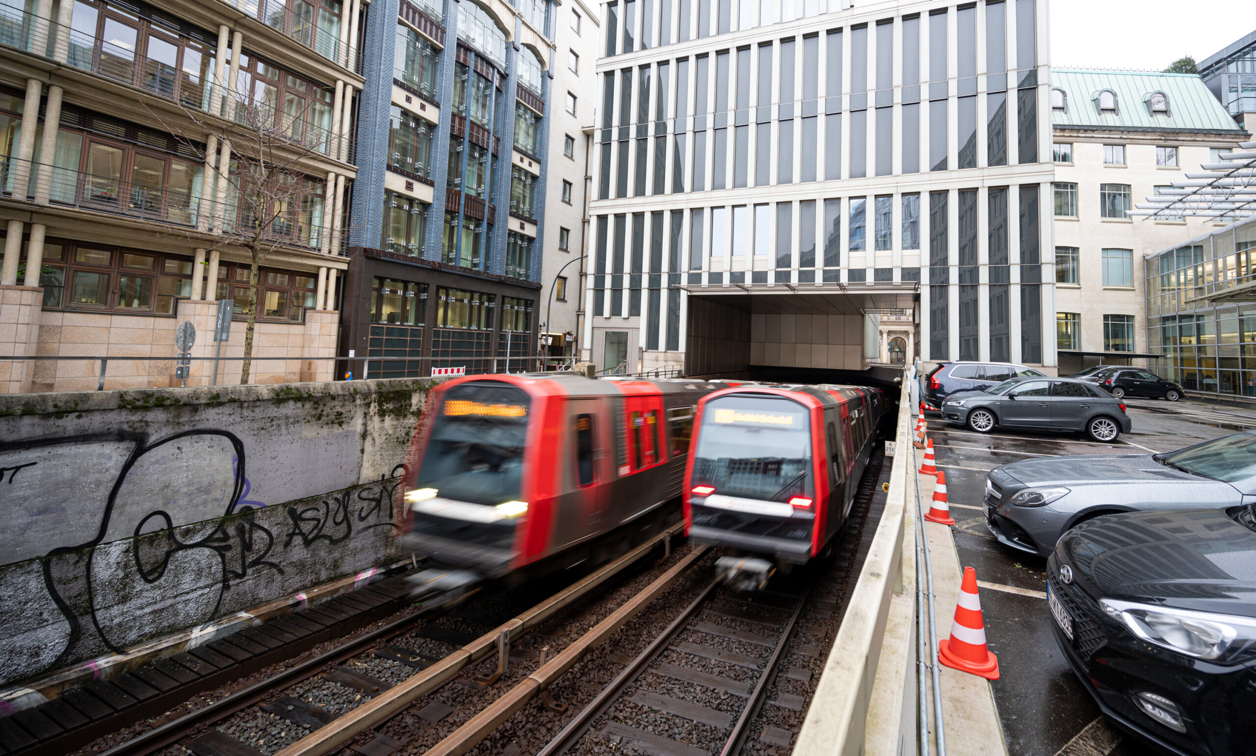 Zwei Bahnen der U-Bahn-Linie 3 fahren zwischen den Haltestellen Rathausmarkt und Rödingsmarkt (Symbolbild)