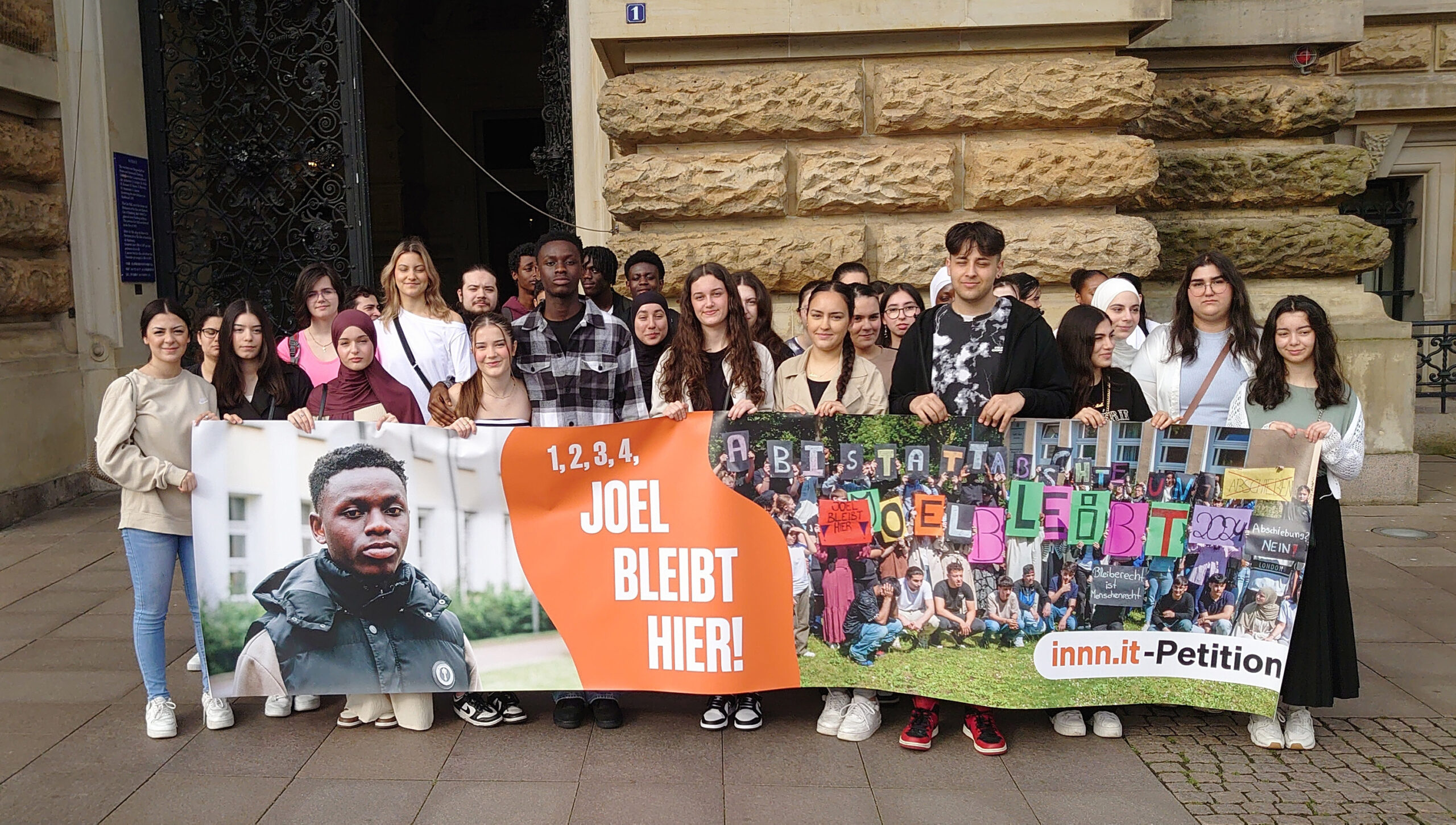 Joel mit seinen Mitschülern vor dem Rathaus in Hamburg.