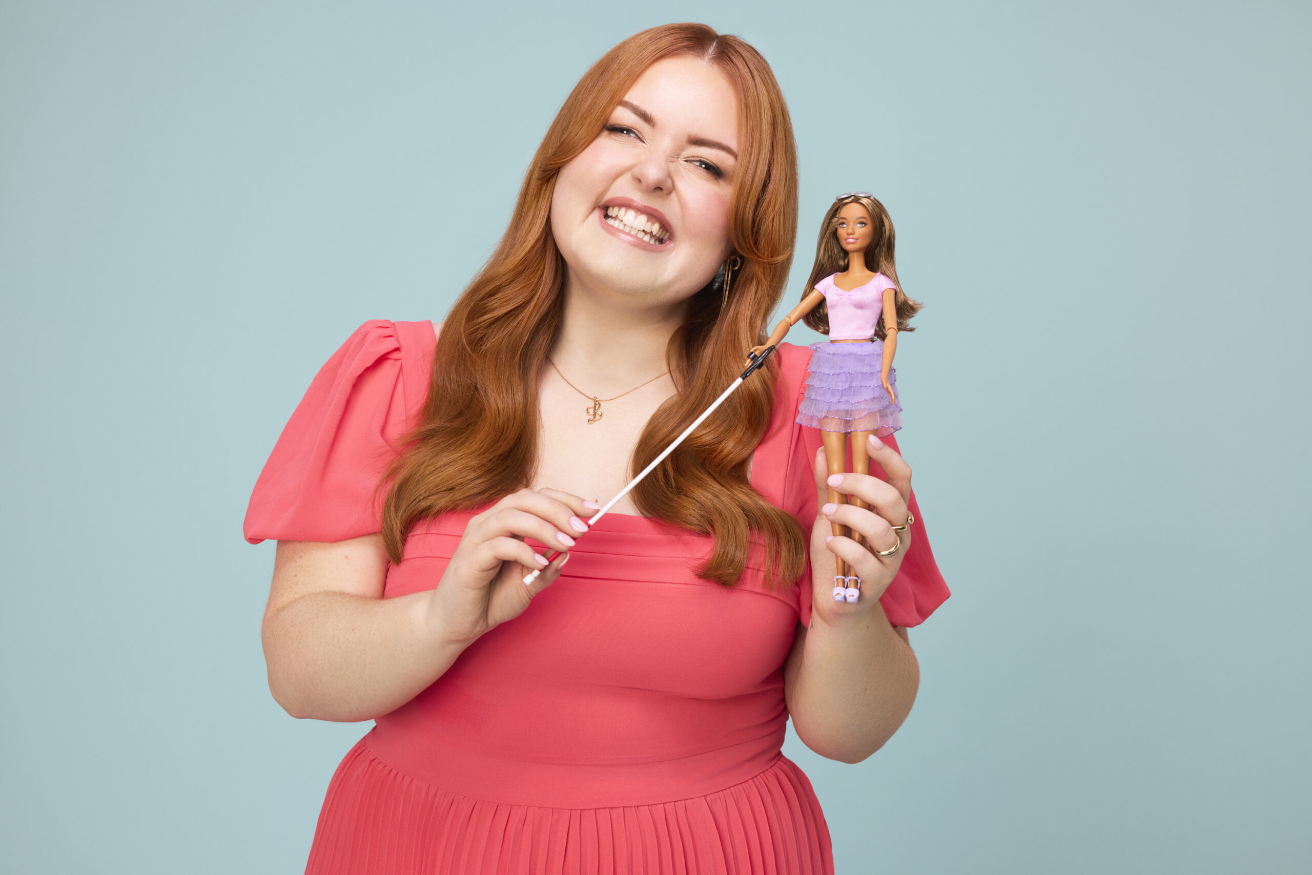 Die sehbehinderte Journalistin Lucy Edwards mit der neuen Barbie.