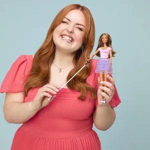 Die sehbehinderte Journalistin Lucy Edwards mit der neuen Barbie.