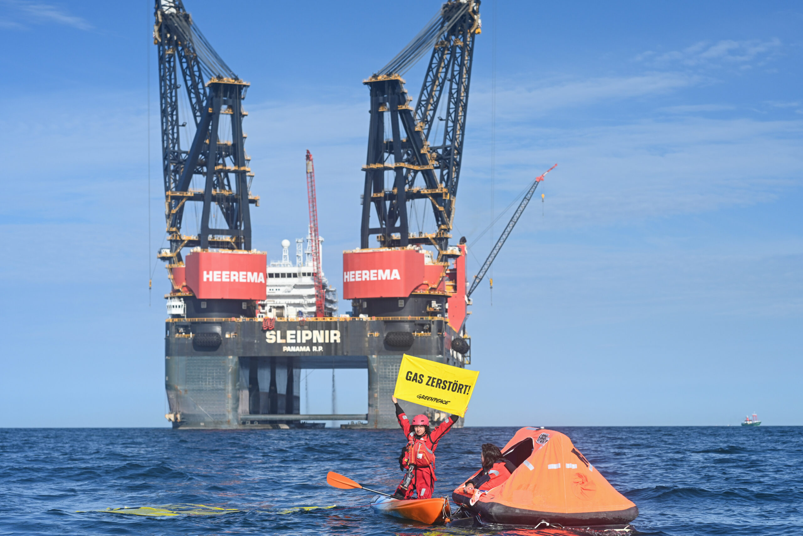 Greenpeace-Aktivisten demonstrieren auf der Nordsee