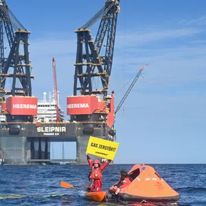 Greenpeace-Aktivisten demonstrieren auf der Nordsee