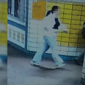 Diese Frau war vermutlich in Begleitung der drei vermissten Kinder im Bahnhof Elmshorn unterwegs. Die Polizei sucht nun nach ihr.
