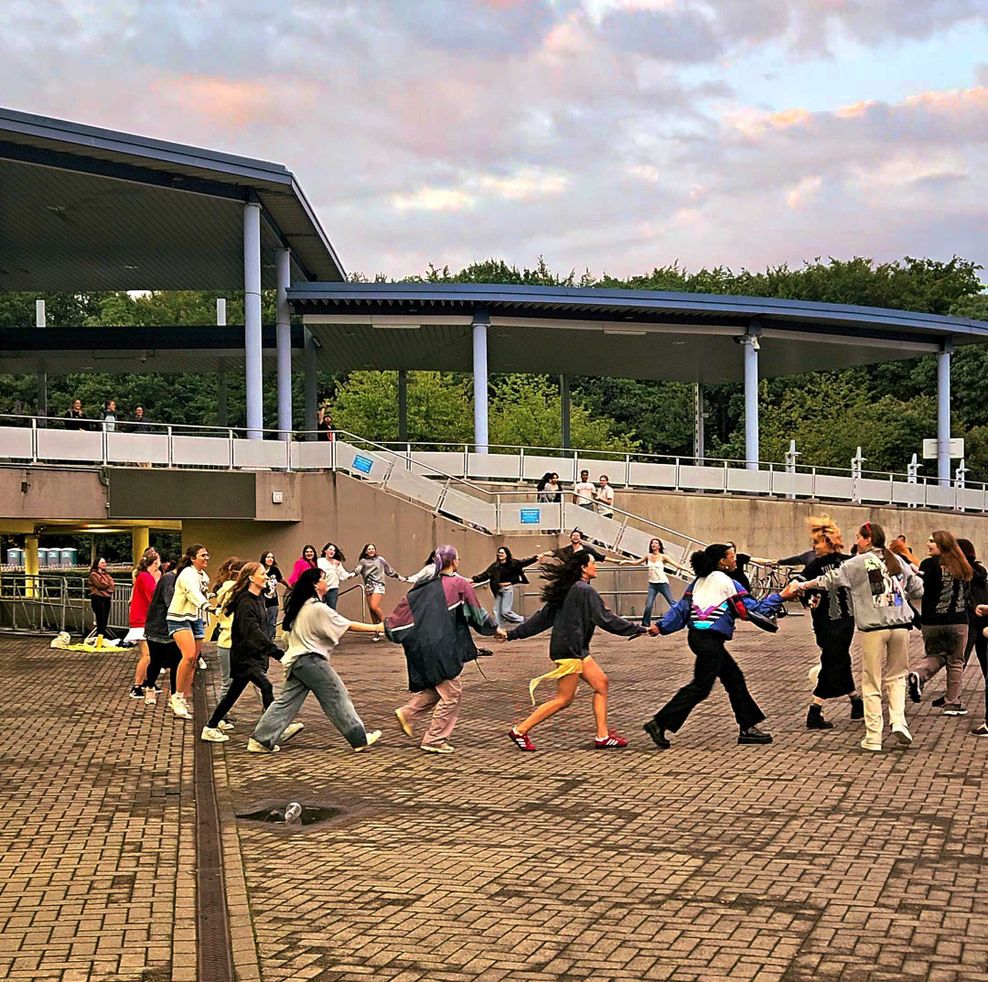 Tanzende Taylor-Swift-Fans während des Konzertes am Dienstag vor dem Volksparkstadion