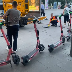 Eine Viererkette Voi-Roller versperrt Pendlern den Durchgang. Dahinter bauen Mitarbeiter der Hochbahn-Dienstleister „Tereg“ eine Arbeitsbühne auf. Alles nur ein Zufall, meint die Hochbahn.