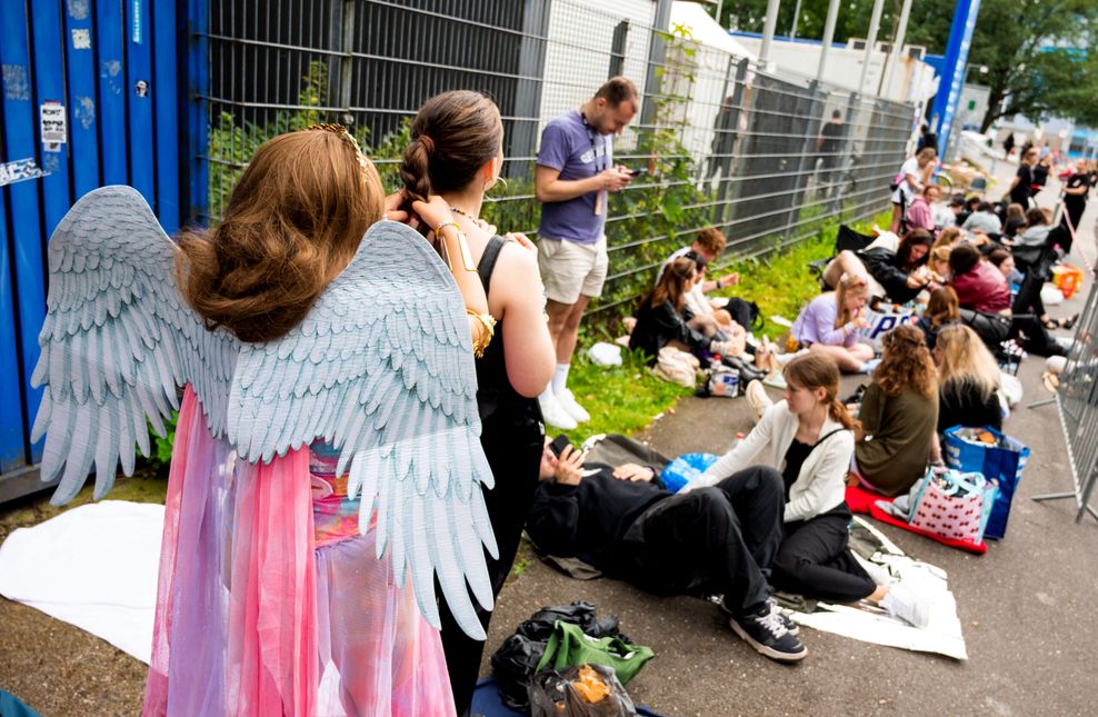 Hunderte Swifties warten schon Stunden vor dem Einlass vor dem Volksparkstadion.