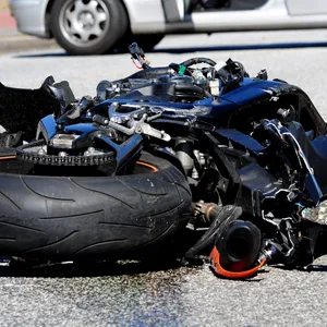 Helm verrutscht und Sicht genommen – junger Motorradfahrer stirbt bei Unfal bei Eutin