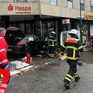 Die Feuerwer ist mit einem Großaufgebot an Rettungskräften im Einsatz.