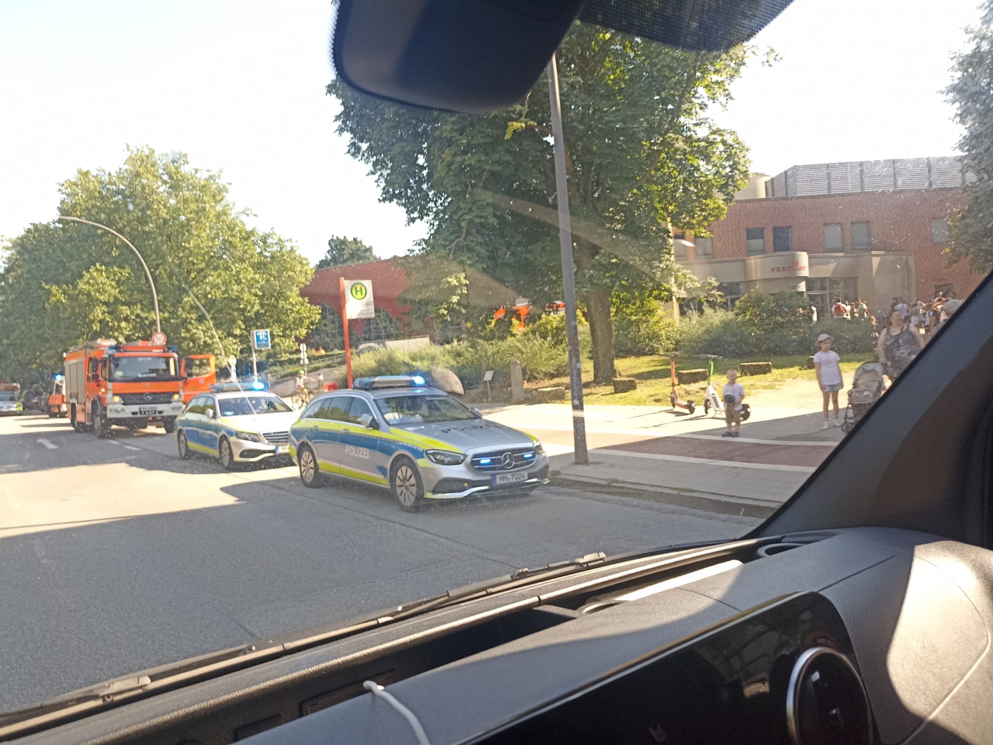 Polizei und Rettungskräfte am Festland an der Holstenstraße.