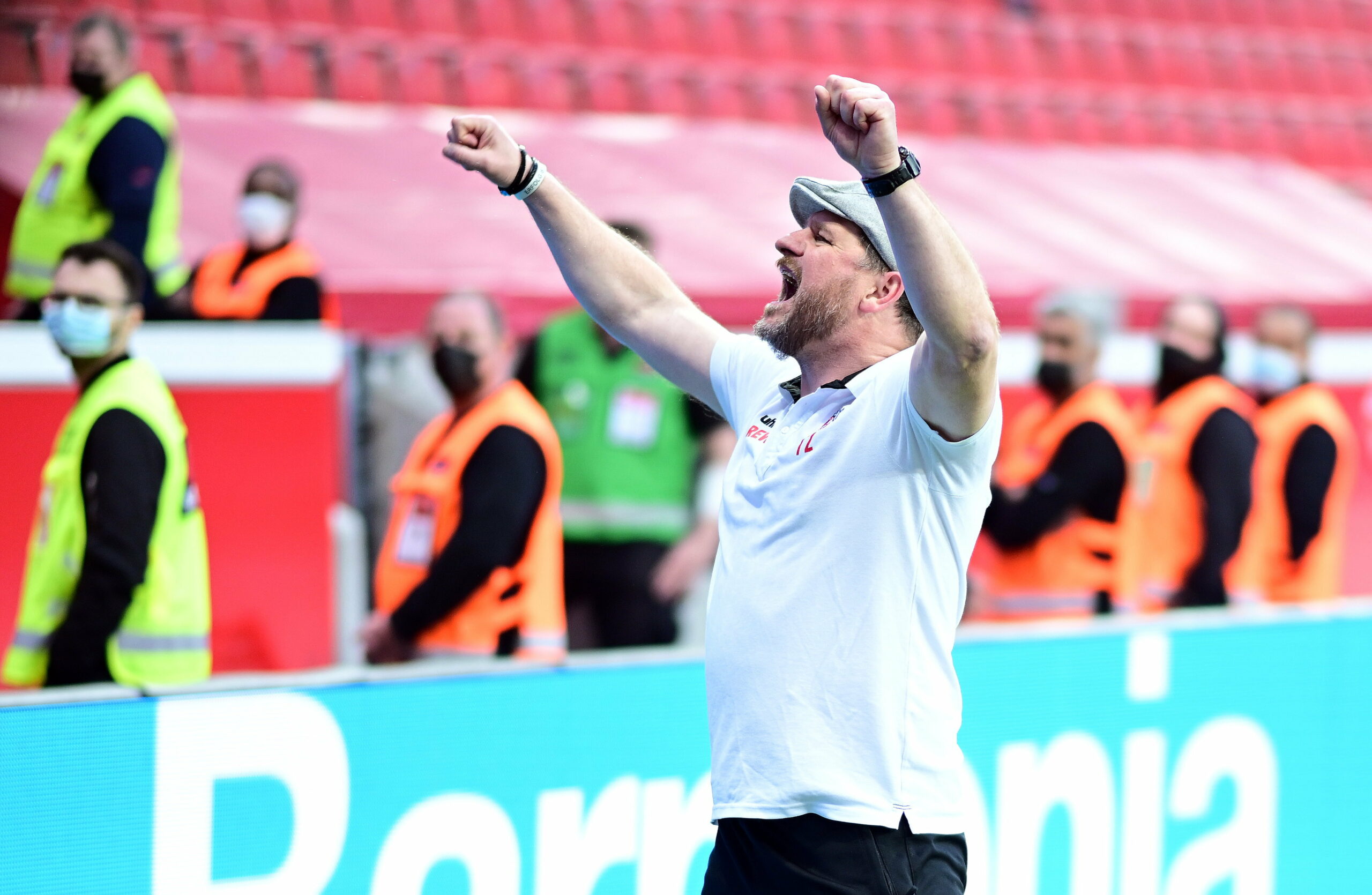 Steffen Baumgart jubelt den Fans des 1.FC Köln zu