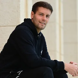 Fabian Hürzeler sitzt und lacht