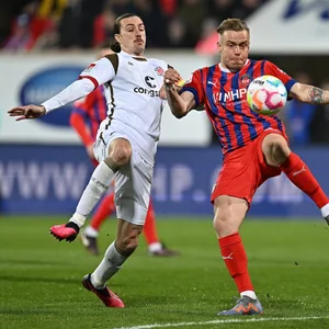 Jackson Irvine im Duell mit Heidenheims Malone