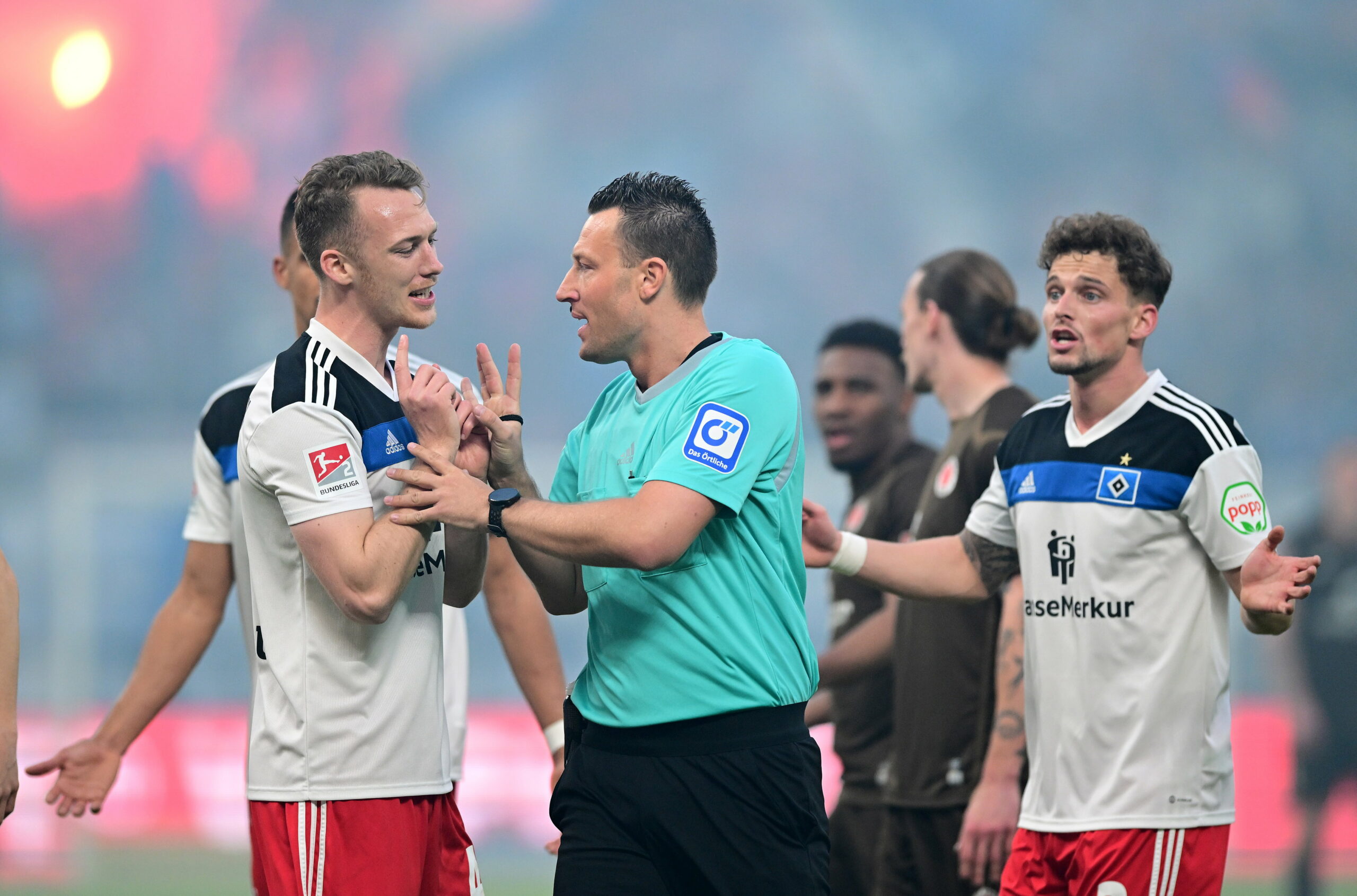 HSV-Kapitän Sebastian Schonlau diskutiert im Stadtderby gegen St. Pauli mit Schiedsrichter Sven Jablonski