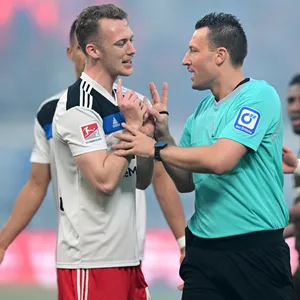 HSV-Kapitän Sebastian Schonlau diskutiert im Stadtderby gegen St. Pauli mit Schiedsrichter Sven Jablonski