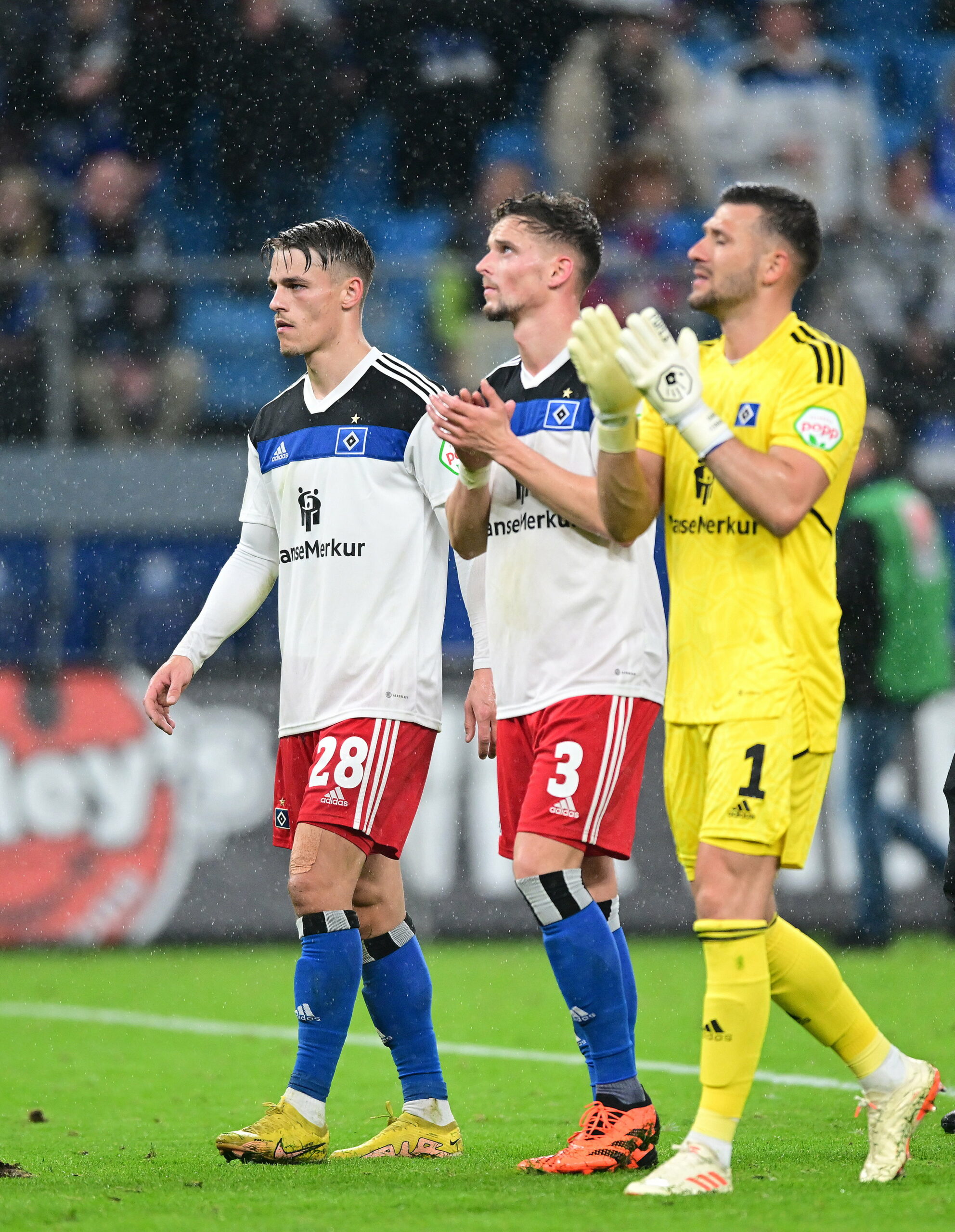 Miro Muheim, Moritz Heyer und Daniel Heuer Fernandes schreiten enttäuscht vor die HSV-Fankurve