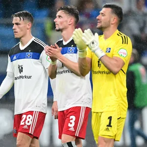 Miro Muheim, Moritz Heyer und Daniel Heuer Fernandes schreiten enttäuscht vor die HSV-Fankurve