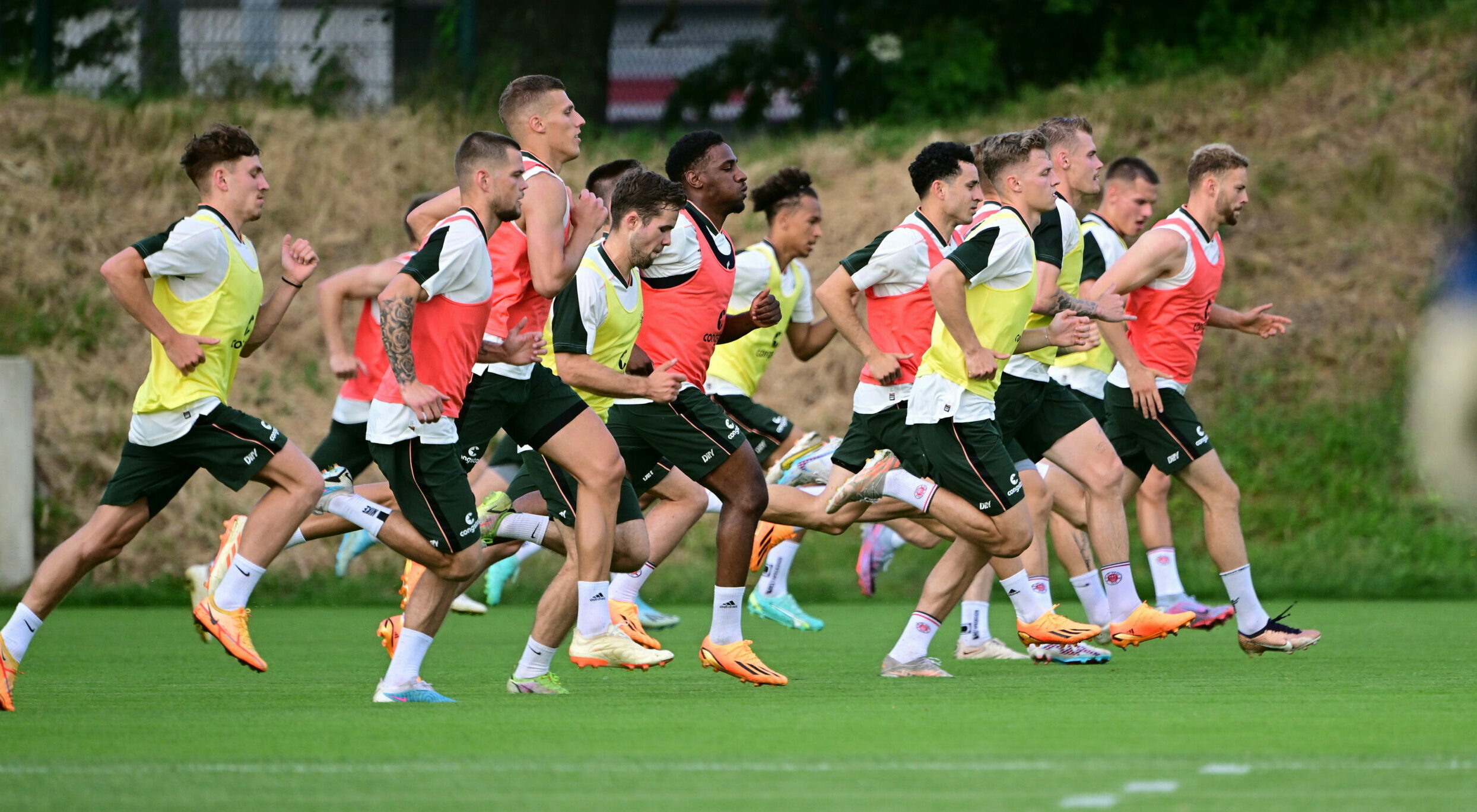 Die Mannschaft des FC St. Pauli sprintet in einer Reihe übder den Trainingsplatz