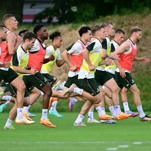 Die Mannschaft des FC St. Pauli sprintet in einer Reihe übder den Trainingsplatz