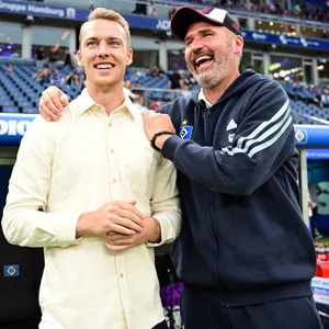 Sebastian Schonlau und Tim Walter umarmen sich und lachen