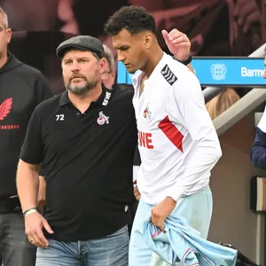 Steffen Baumgart umarmt Davie Selke nach einem Spiel