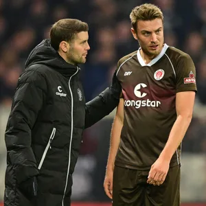 Fabian Hürzeler gibt Hauke Wahl Anweisungen